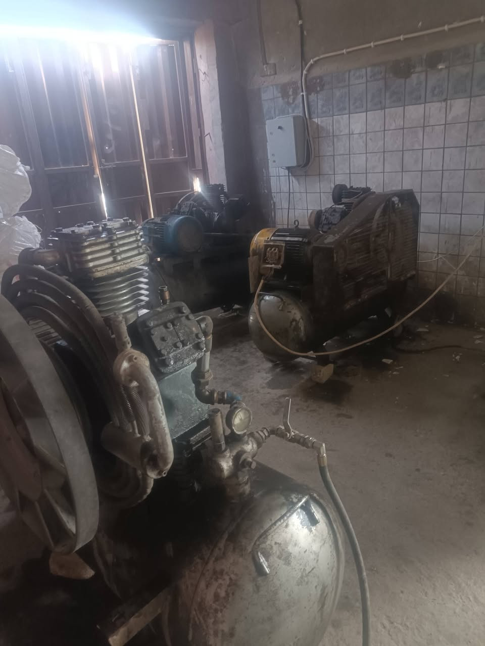 السلام عليكم يوجد كمبريسرات للبيع حجم 500 لتر نوع كاشان وكاسبر 
ضغط 32 بار 
سعر الواحد 10 اوارق وبيهن مجال اذا شلعه وحده
*********** واتساب فقط
