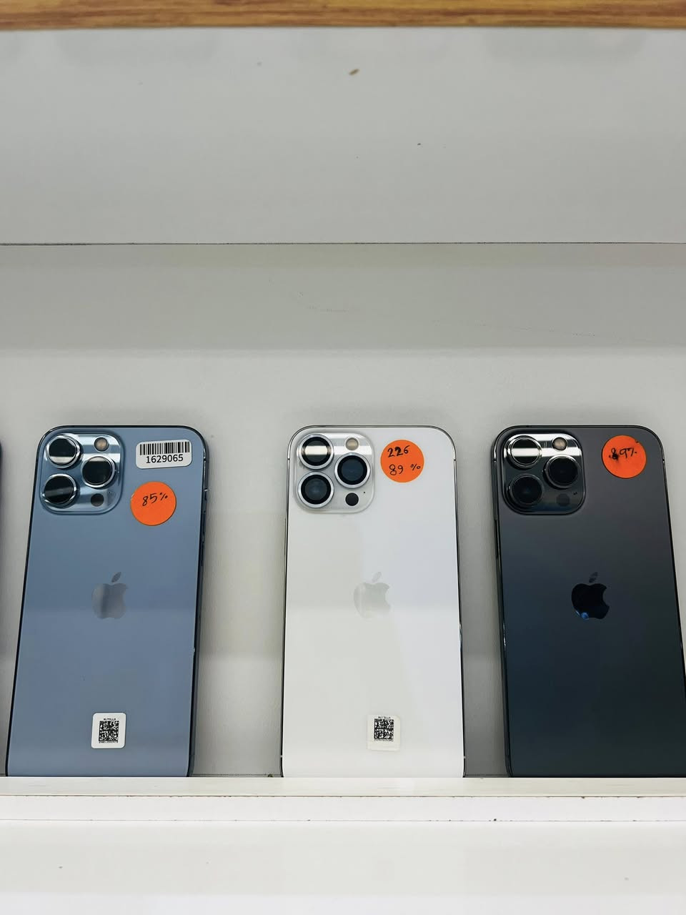 يتوفر ايفون 13 برو ماكس بطاريات من 85 إلى 97بلاديه بسعار مناسبه للاستفسار ***********
