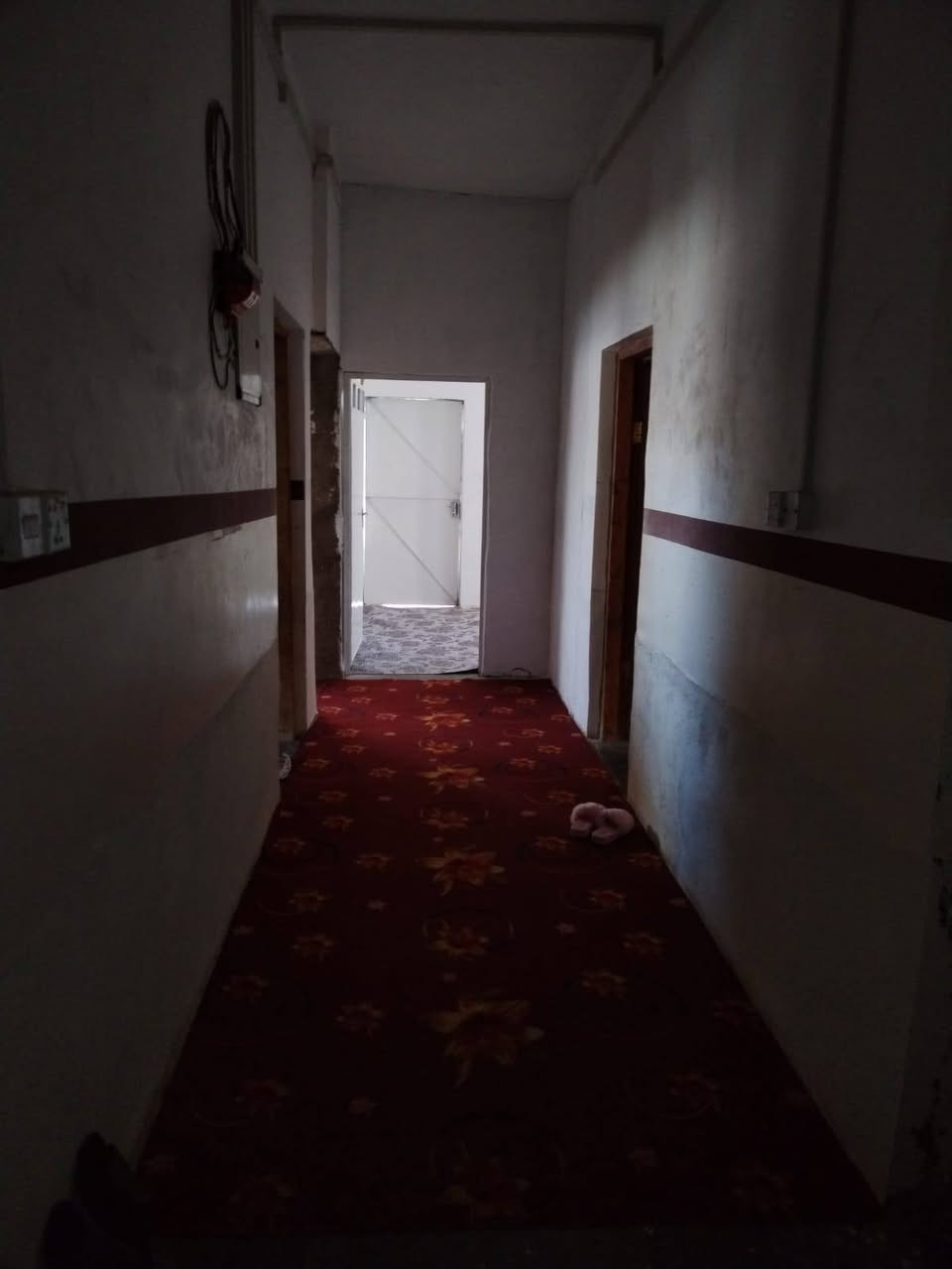 السلام عليكم بيت للبيع في منطقه الثمانيه البيت مكون من غرفتين وهول ومطبخ وصحيات داخل وخارج البيت كامل ماناقصه بس سيراميك للمطبخ السعر 30 مليون للأتصال *********** ملاحظه ( البيت غير طابو )
