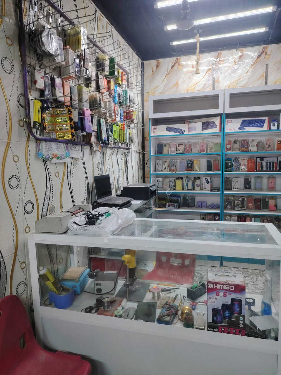 مرحبا السلام عليكم محل موبايلات للبيع مكون من لابتوب العد٣ موصفات عاليه طابعة نوعنيه زينه عده صيانه كامله اتصل***********  اكسسوارات كيبلات شواحن لاواسق
