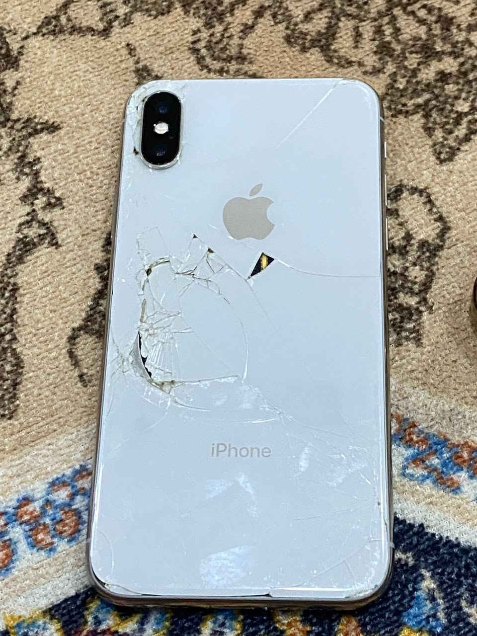 ايفون اكس ذاكره ٢٥٦ بطاريه ١٠٠ بس الظهر ماله مكسور ومبدل شاشة اصلية  بصمة واكف وسماعه الاتصال  بس سبيكر سعره مناسب 
***********
