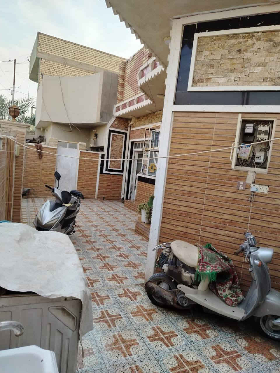 السلام عليكم بيت للبيع  طابقين مساحه ٢٠٥ متر يحتوي على أربع غرف نوم واستقبال وصاله ومطبخ بيت جديد ونضيف يقع في حي المعلمين خلف أسواق المسيباوي قريب ع شارع العام للاستفسار اتصال ***********
