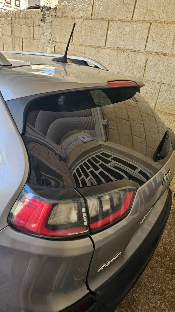 مكلف بالنشر
 جيب شيروكي 2019(لاتتيود) ست سلندر 3200
ماشيه ٧٥ كم قابله للزياده
ضربتها خفيفه 
تشغيل عن بعد 
السعر 145 وبيها مجال بسيط 
البنيد يحتاج تبديل او صبغ مامبدل بلادي
بصمات 2
الرقم والسنويه جديده 2030 بأسمي
لتواصل 
*********** البصرة, العراق
