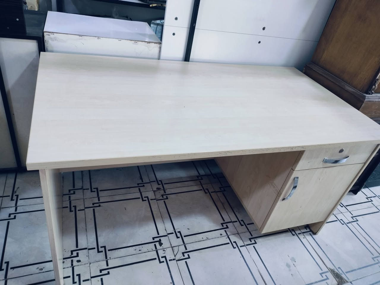 ميز مكتب 
💥
معرض ابو كرم لبيع الاثاث المستعمل والجديد..
بالقرب من سايدين سوق فايده مقابل طرشي الشفاء وبجوار 
مدرسة هيما.. 
@إشارة.


**إذا كنت صاحب هذا الإعلان وتريد حذفه لأي سبب، رجاءا أرسل رسالة إلى الدعم الفني**