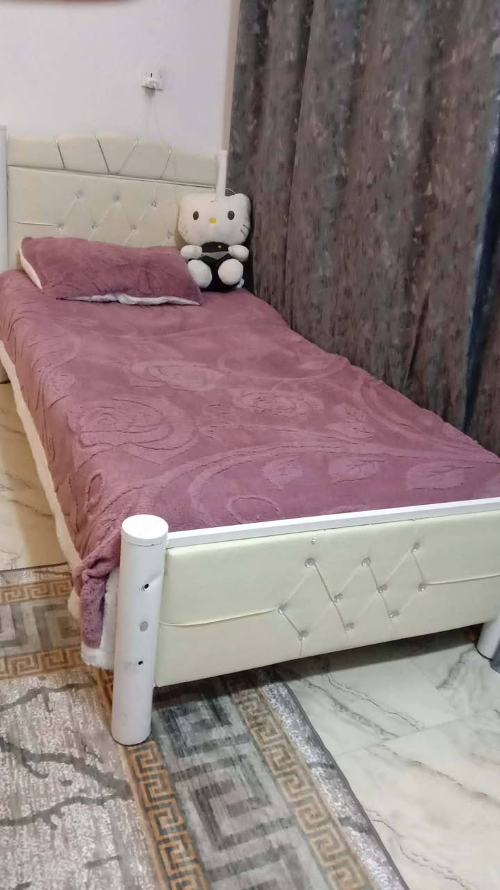 السلام عليكم 3 سراير للبيع نضافتهن مثل مموضحات بالصورة سعر الوحدة 55 وبيهن مجال الموقع بعقوبة التحرير للتواصل خاص او الاتصال عل رقم ***********
