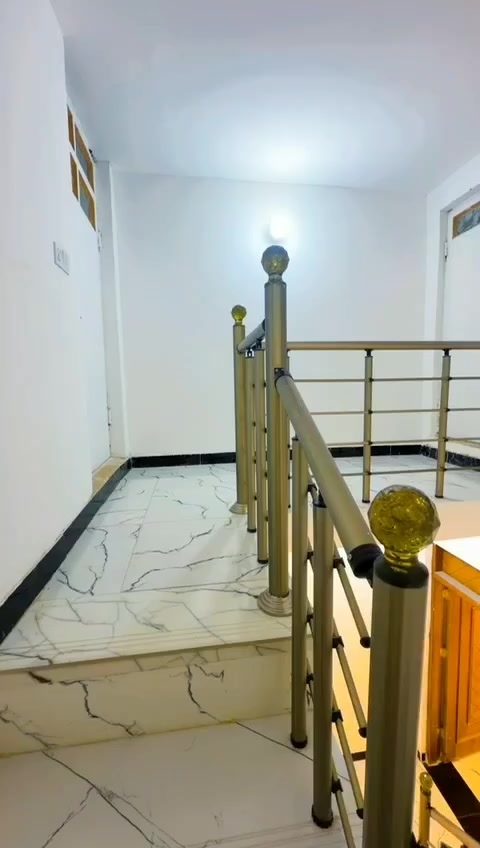 السلام عليكم بيت #للبيع  المساحه 50 م واجه 4 نزال 12ونص طابقين ثلاث غرف نوم بيت نضيف ومرتب وتصوير واضح سند 25 كامل خدمات العنوان الخطيب الزراعي قرب أسواق ام علاء للاستفسار الاتصال برقم *********** او خاص مكتب الشرق الأوسط للعقار
