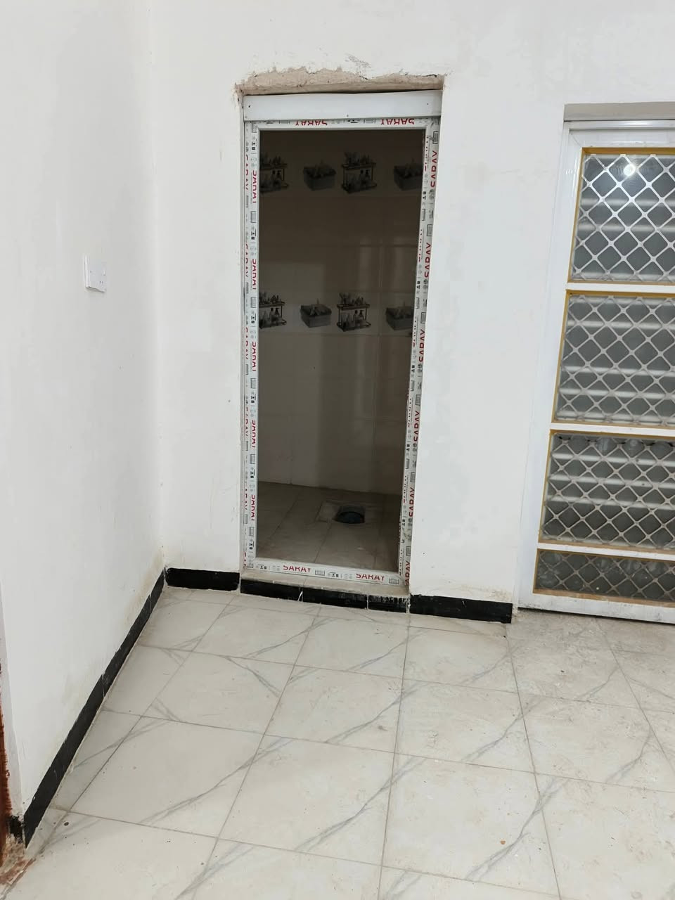 السلام عليكم 
دارين اثنين للبيع أو مراوس بقطعه 
مكان مميز
طابو زراعي سند 25 
العنوان // بابل المدحتيه المعاره طريق الزوار الوفه الحاده ركن على شارعين امامي 7متر جانبي6متر
المساحة لكل بيت //١٤٠متر 
نوع البناء طابوق السقف صب كونكريت 
بناء حديث سنة ٢٠٠٢٥
تحويل البيت 
 ثاني يوم بعد الشراء
تفاصيل البيت يتكون  من
عدد الغرف 2
استقبال 
صاله 
مطبخ
ممر عدد 2
طارمه 
صحيات داخليه و خارجيه
خدمات كامله من ماء وكهرباء 
وتبليط قريب على الشارع الرئيسي 20متر
السعر //البيت الواحد ٧٠ مليون وبي مجال
سنة البناء 2025
البيت حلو ومابي اي نقص 
ملاحظه/ البيت فارغ حالين 
وايضا يوجد خط مولده وكهرباء وطنيه شغال البيت منور اي نقص بلبيت ماموجود 
بناء جديد
للاستفسار
مراجعة مكتب دلالية وائل الهندي 
شارع ٦٠ قرب سلوان أبو الكاشي مقابيل فرع علي قماره 
*********** 
***********رائد الهندي
