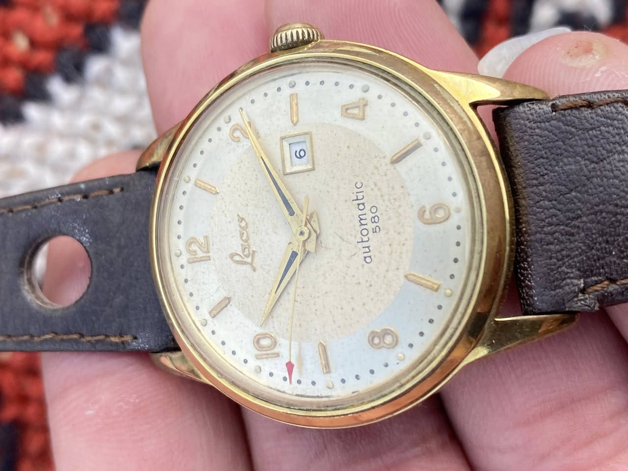 نوادر فنتج
ساعة من نوع Laco Automatic 580، وهي ساعة سويسرية الصنع تتميز بهيكل مطلي بالذهب وحزام من الجلد الطبيعي. 
العلامة التجارية: Laco (لاكو).
النوع: حركة أوتوماتيكية (Automatic).
المميزات: تتميز بتصميم كلاسيكي، وهيكل مطلي بالذهب، وحزام جلدي مثقوب.
الاستخدام: تعتبر قطعة من المقتنيات (Collectible) نظرًا لطرازها القديم.
قطر 34//40
سعر135 الف يتوفر توصيل


**إذا كنت صاحب هذا الإعلان وتريد حذفه لأي سبب، رجاءا أرسل رسالة إلى الدعم الفني**