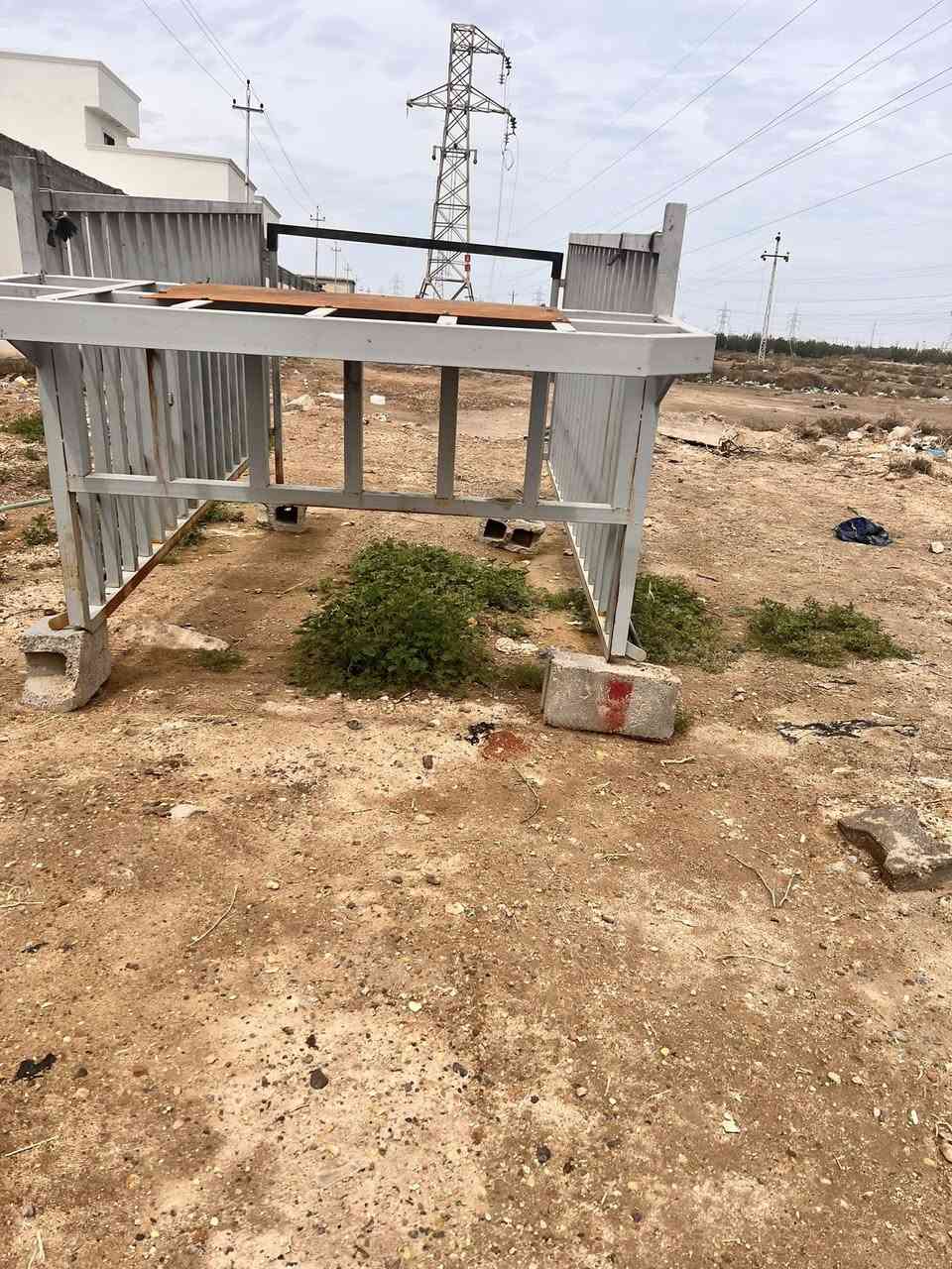 محجل مال كيه عموشه نثيه البيع رتفاع المحجل متره وعشرين محجل حيل حلو بس ناقصه ضيق سعر محجل 350وبي مجال رقم الاهاتف ***********
