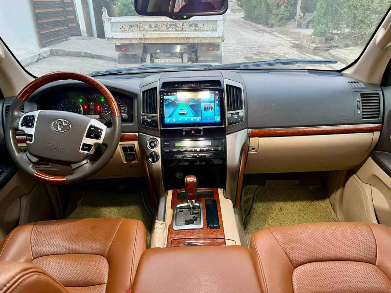 السلام عليكم لانكروز 2013 بغداد السيارة حلوة ونظيفه مثل ماموظح بصور سونار كامل موجود هم بالصور  عارظها 315 سعر حلو مال بيع مكاني بغداد الغزالية ***********
