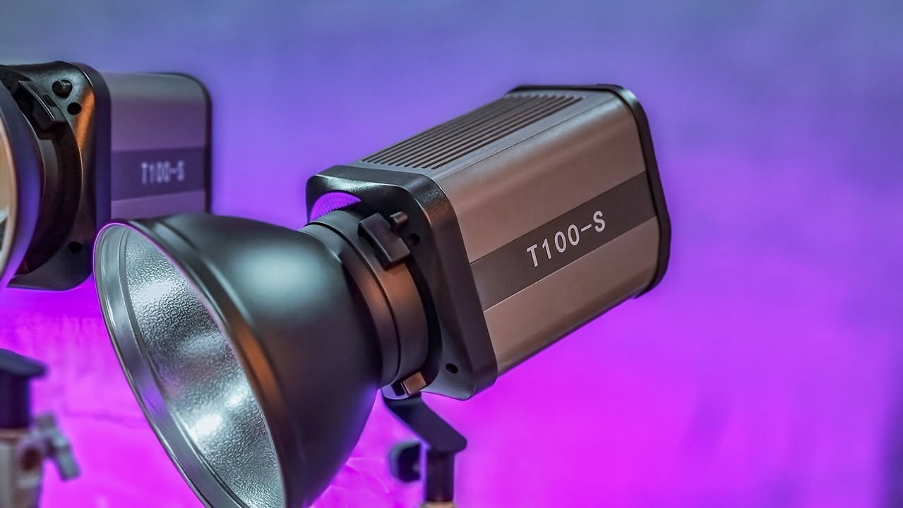 اضاءة مستمرة 100 واط باي كلر 
شمسي ابيض ثلجي 
تحكم كلفن تدرج لوني 
تحكم تطبيق موبايل 
فانات تبريد عدد 2 صامت 
تحكم بقوة الاضاءة من 10 الى 100 
20 نمط FX تفاعلي 
ضمان 6 اشهر حقيقي 
متوفر توصيل ***********
