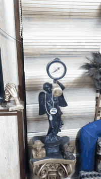 ساعه للبيع التمثال فرنسي مصنوع من الماده الحديد الثقيل العنوان بغداد ر...