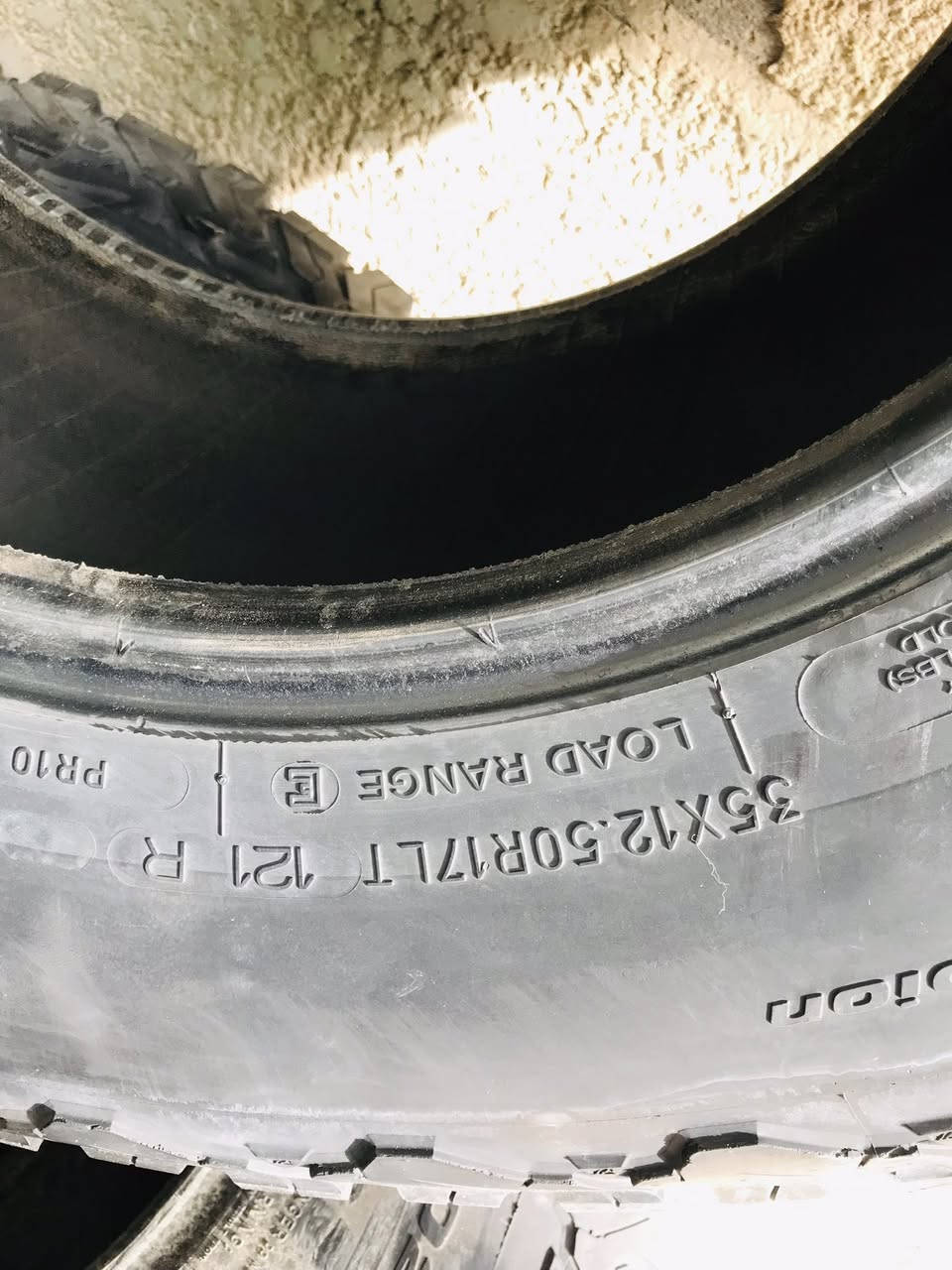 تايرات صناعه امريكي 3قطع نظافه ٩٠ بالميه قياس ١٧ على ٣٥ على ١٢.٥ السعر 200الف قفل مكاني بغداد ***********
