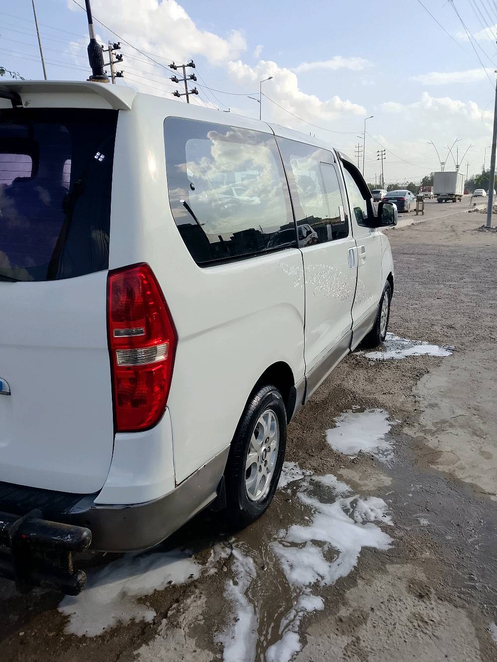 السيارة باص هيونداي ستاريكس لون أبيض، بحالة جيدة. تتميز بمساحة داخلية واسعة ومناسبة للعوائل أو الاستخدام التجاري. السيارة نظيفة من الداخل والخارج، وتحتوي على تكييف قوي. مركونة داخل بغداد، والسعر متفق عليه عند المعاينة.