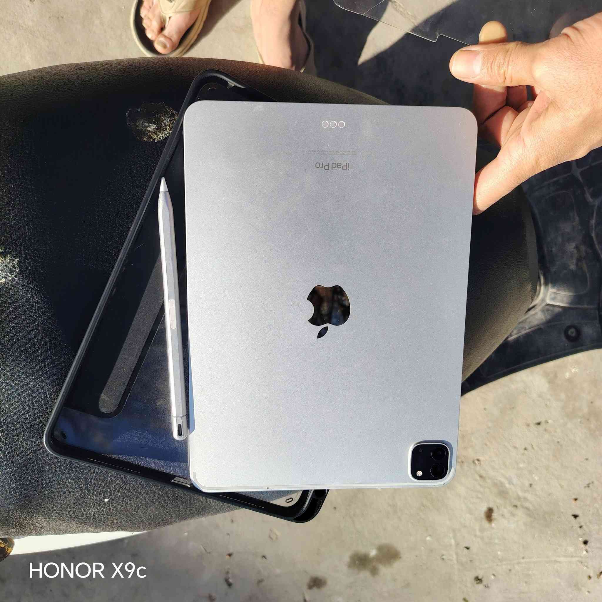 السلام عليكم ايباد M2 ذاكرة ٢٥٦ ناسين الرمز ماله ***********
