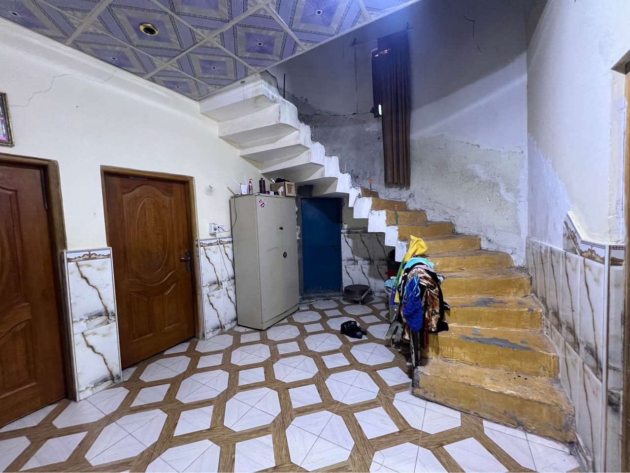 دار سكن للبيع

يحتوي على 2 غرف منام و2 فوك +مطبخ فوك وصحيات  + هول+ مجمع صحيات داخليه + ديوان خارجي + صحيات خارجيه + كراج سياره + ترك ومنور +مطبخ

مساحه البيت ٢٠٠ متر ركن  

نوع العقار طابو زاعي سند ٢٥ بسم عراقي وكاله ومكتبه ونسخه من طابو

علماً المنزل بالكامل سيراميك 

نوع السقف كونكريت 

المنطقه تحتوي على جميع الخدمات ماء وكهرباء ومستوصف صحي ومدارس ابتدائيه 

الجيران ذهب صافي 

العنوان البصره شط لعرب الجزيره ليوبه قرب المستوصف

السعر المطلوب١٠٥  

للاستفسار التواصل خاص او على الرقم التالي /

‏***********
مكتب عقارت المهندس البصرة, العراق
