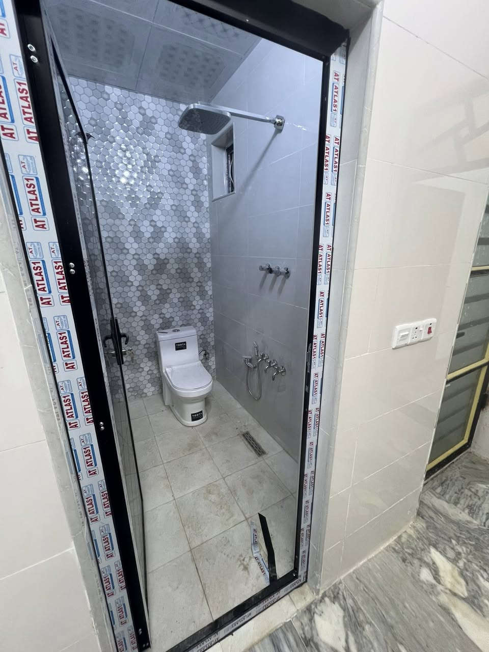 ٧٥ متر للبيع 
وجه ٣.٧٥ ونزال ٢٠ 
بناء ٢٠٢٦
طابقين استقبال ومطبخ وخدمات وغرفه 
فوك غرفتين وخدمات 
مع بيتونه وسطحين 
السعر ١٨٥ 
الشعب قرب حسينية ام البنين 
للاستفسار ***********
