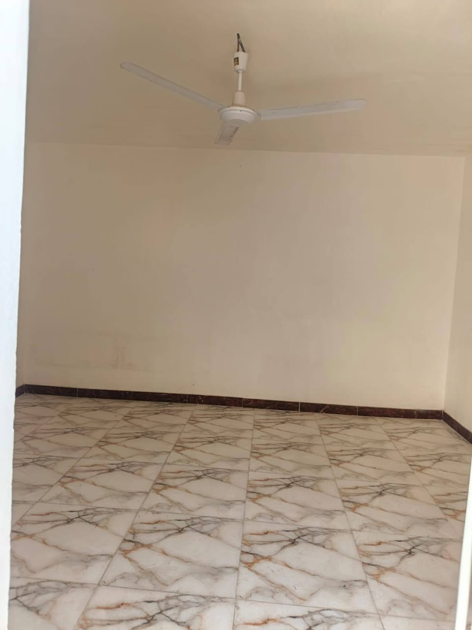 سلام عليكم للبيع بيت 100,متر طابقين بناء حديث كافه الخدمات موجوده  3 غرف نوم صيحات داخليه و خارجيه البيت طابو صرف البيت بسمنه مويم  دلال السعر 160 وبي مجال مكاني كربلاء حي السلام لاستفسار الاتصال ***********
