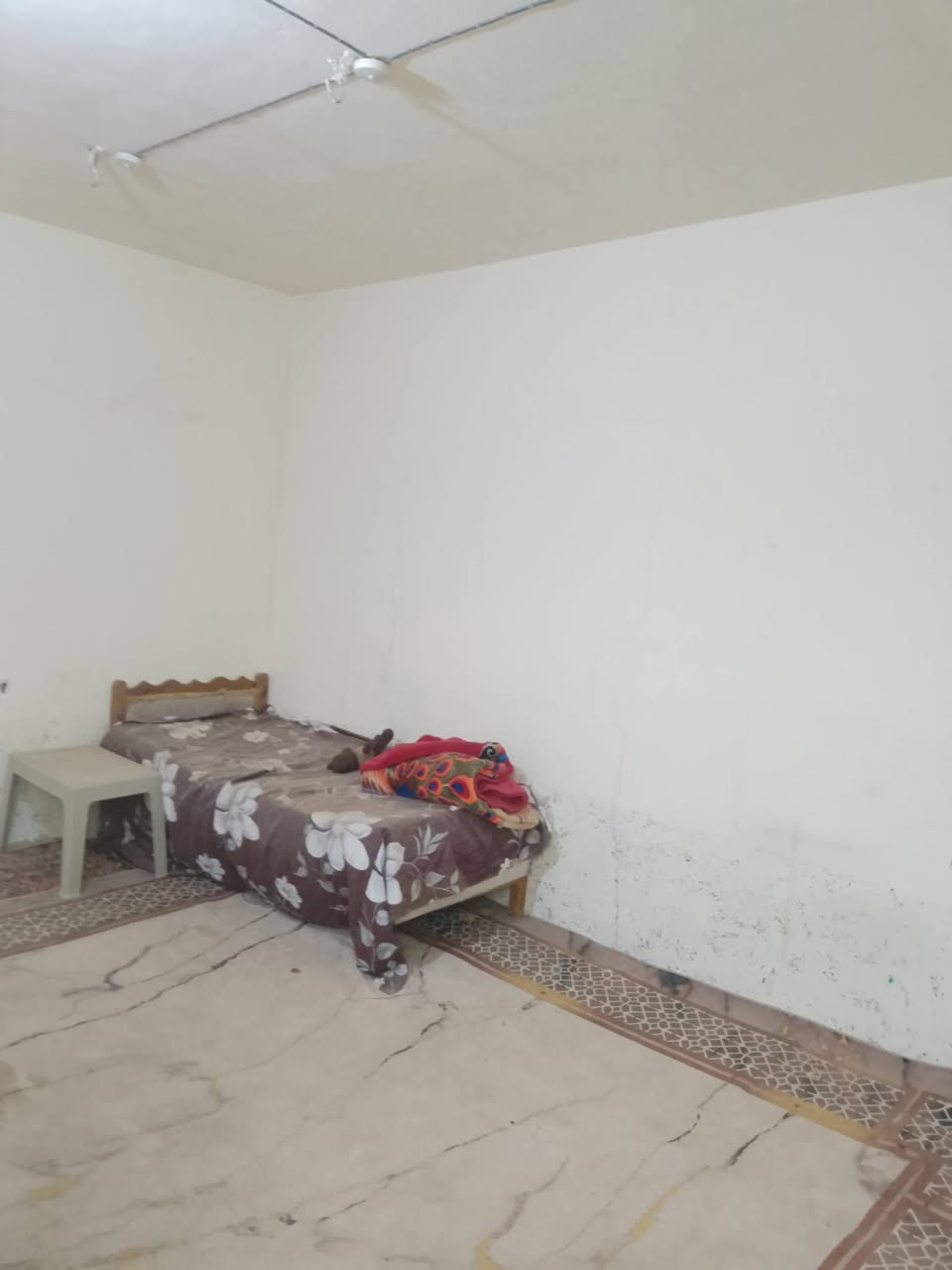 للبيع مساحه 50م مسجل بلبلديه ومرقم مشمول بلتطويب يتكون من غرفتين وصاله ومطبخ وصحيات ومكشوفه درج تشاريف السطح مطبك فرشي العنوان شارع المطار الجديد شارع الحوزه قرب اسواق تبوك قريب علشارع الارضيه بورسلين بناء ابلوك تجعيب طابوك السكف عكاده شيلمان السعر 18بي مجال قليل جدا للستفسار اتصل ***********مكتب بركات الصدرين للعقار شارع الحوزه
