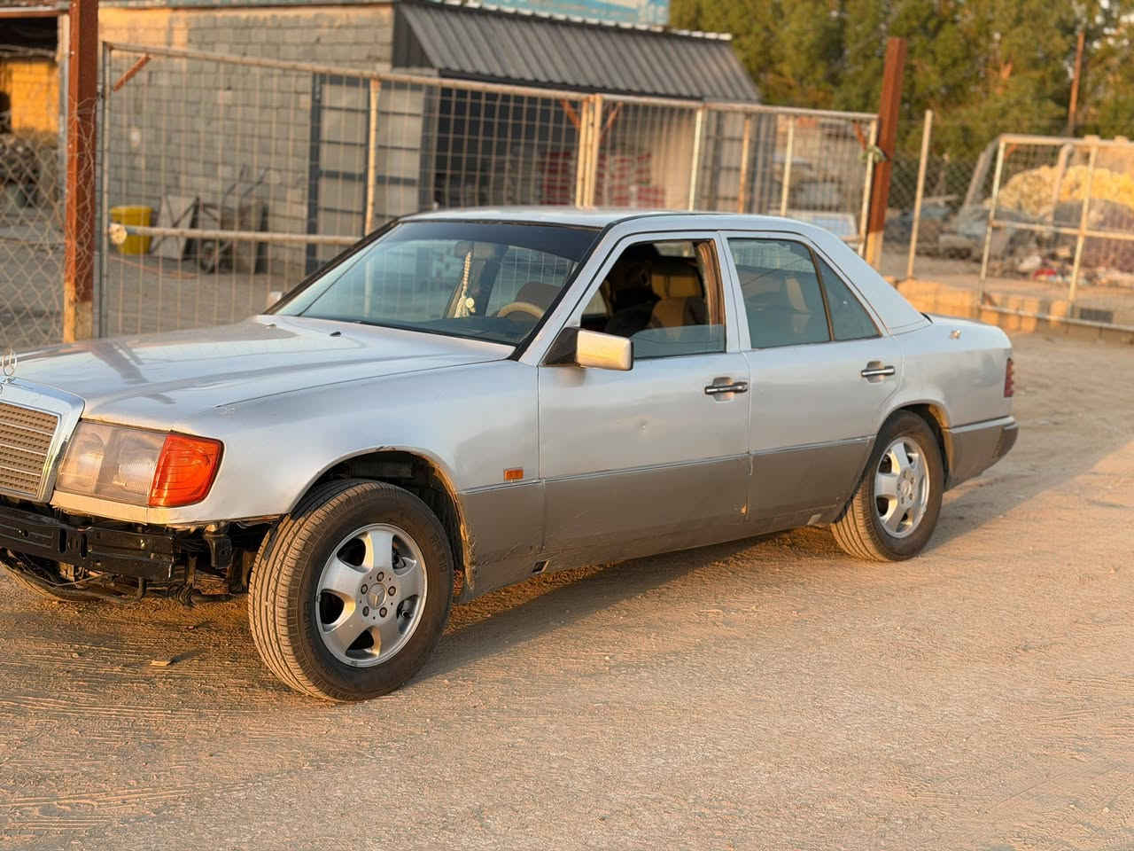 السلام عليكم مارسدس دب 1987 رقم بغداد (و) محور بطه 2500رياضي 4فيش كير جديد توي شاده تبريد شغال تخم تاير جديد السياره خير من الله جاهزه ودعاميتها موجوده  اني شالعها السياره احلى من الصور السعر 40 وبيها مجال بسيط مكانها نجف ***********
