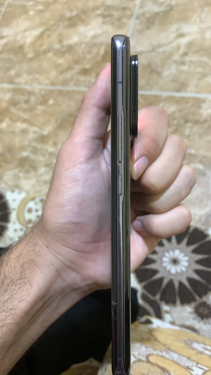 شاومي 11الترا
ذاكرتة 512 

الجهاز نضيف وشخط ما بيه 

بس بيه نقطه سوده ب الشاشه ب الطرف ما مبينه ولا ماثره على اللمس 

سعره ٢٧٥ وبيه مجال للشراي 

***********

مكاني الجزائر
