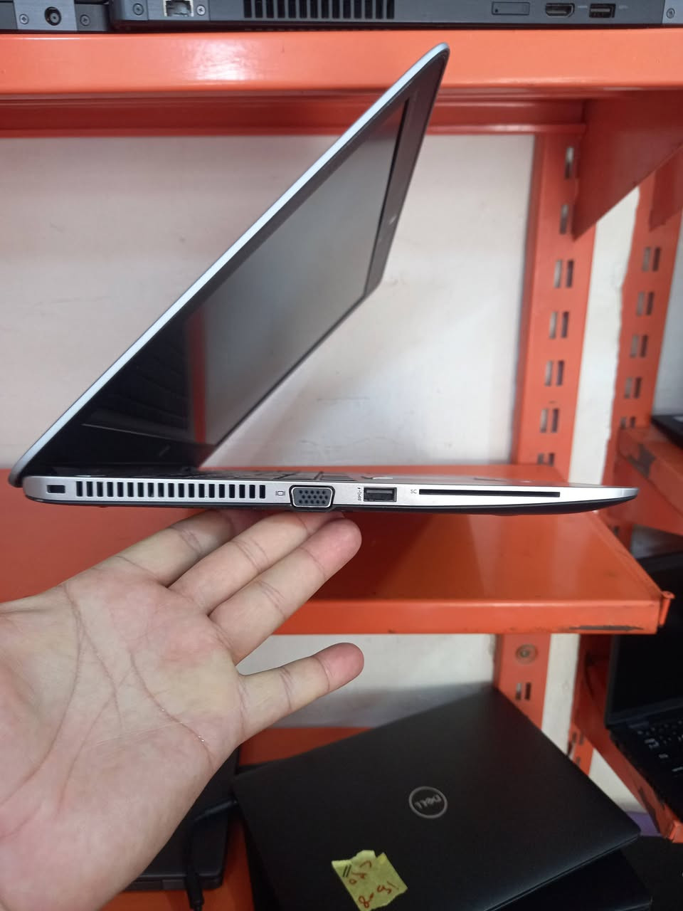 لابتوب hp 850 g3
حجم الشاشة كبير 15.6
المعالج كور اي 5 الجيل 6
الهارد    256 ssd 
الرام 8.  ddr4 
كارت الشاشة  4  شير 
حجم الشاشة  15.6
الشاحنة اصلية 
يحتوي على منفذ تايب سي للشحن او نقل البيانات
نظام التشغيل ويندوز 10 عربي انكليزي 
الملحقات شاحنة وجنطة 
السعر  225
***********
***********
يوجد توصيل

متوفر 
تتوفر مجموعة لابتوبات بأسعار مناسبة ومواصفات
