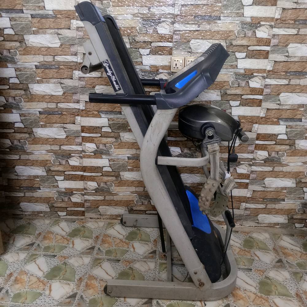 عندي هذا جهاز جري للبيع يحتوي على ماطورين ماطور الاول مال بطن شغال بس الماطور الثاني مال جري بي خلل بسيط 

