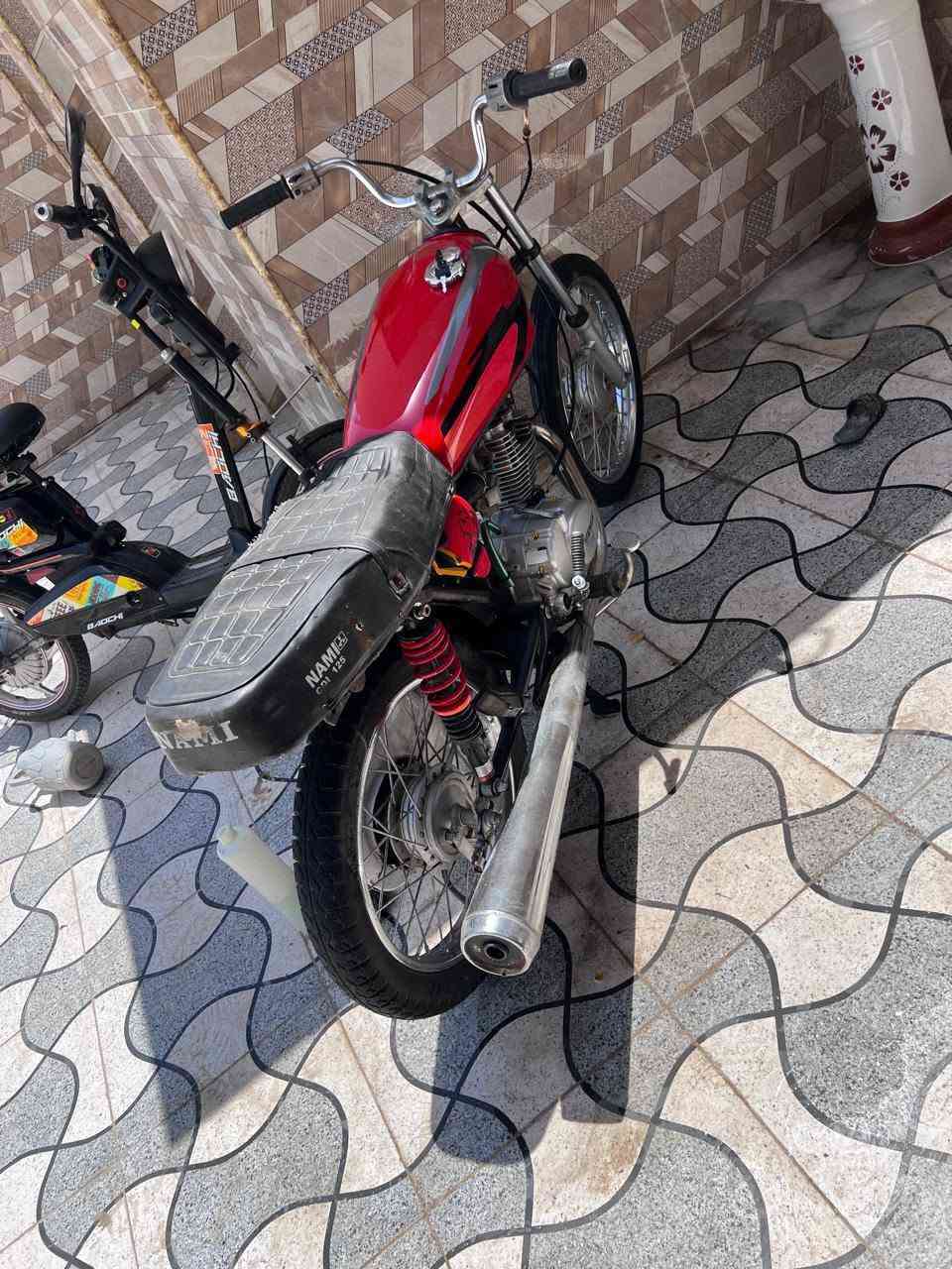 سلام عليكم نامه انتنس مديل 23 كلك كلك دراجه جديده مكينه مفتوحه بستم اول فتحه اله دراجه جديده كلش 
نقصه بس دوشم لكشن فقط
السعر 425 مكان سوق الشيوخ ناحيت الطار رقم الهاتف *********** 
رقم بي واتساب
