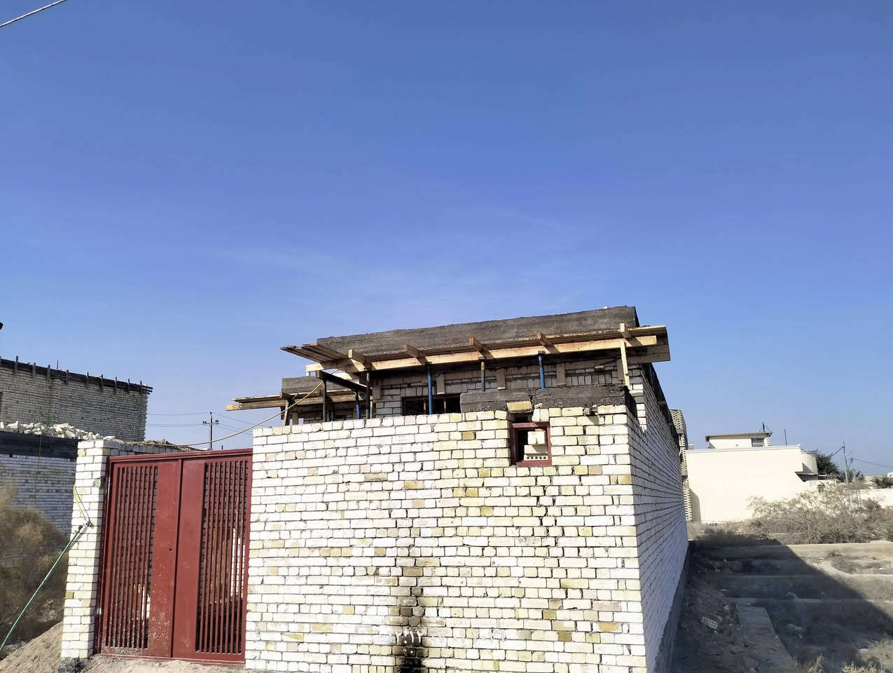 بيت للبيع 125متر غرفه وصاله ومطبخ ستقبال صحيات داخلية وخارجية طابو صرف العباسيه. حي الزهراء (عربيات الساده) وجها البيت ع التبليط صار يومين من كمل صب سكف السعر 65 بي مجال بصيط واتساب, ***********
