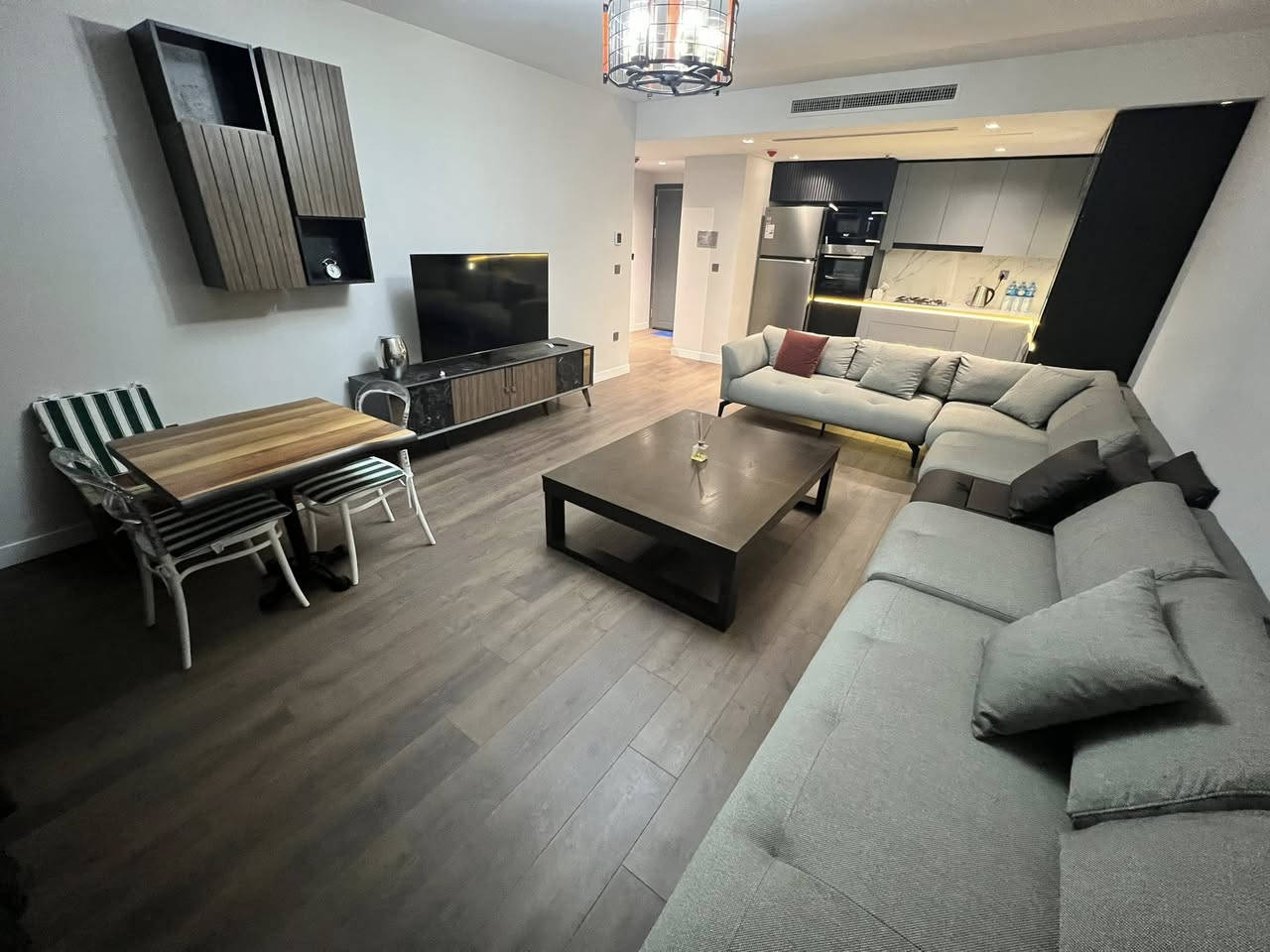 بوليفارد للإيجار 
غرفة وصالة مؤثث 
طابق اول 
تلفون و واتساب
***********
 #everyone #erbil #هەولێر #دهوك #سلێمانی
