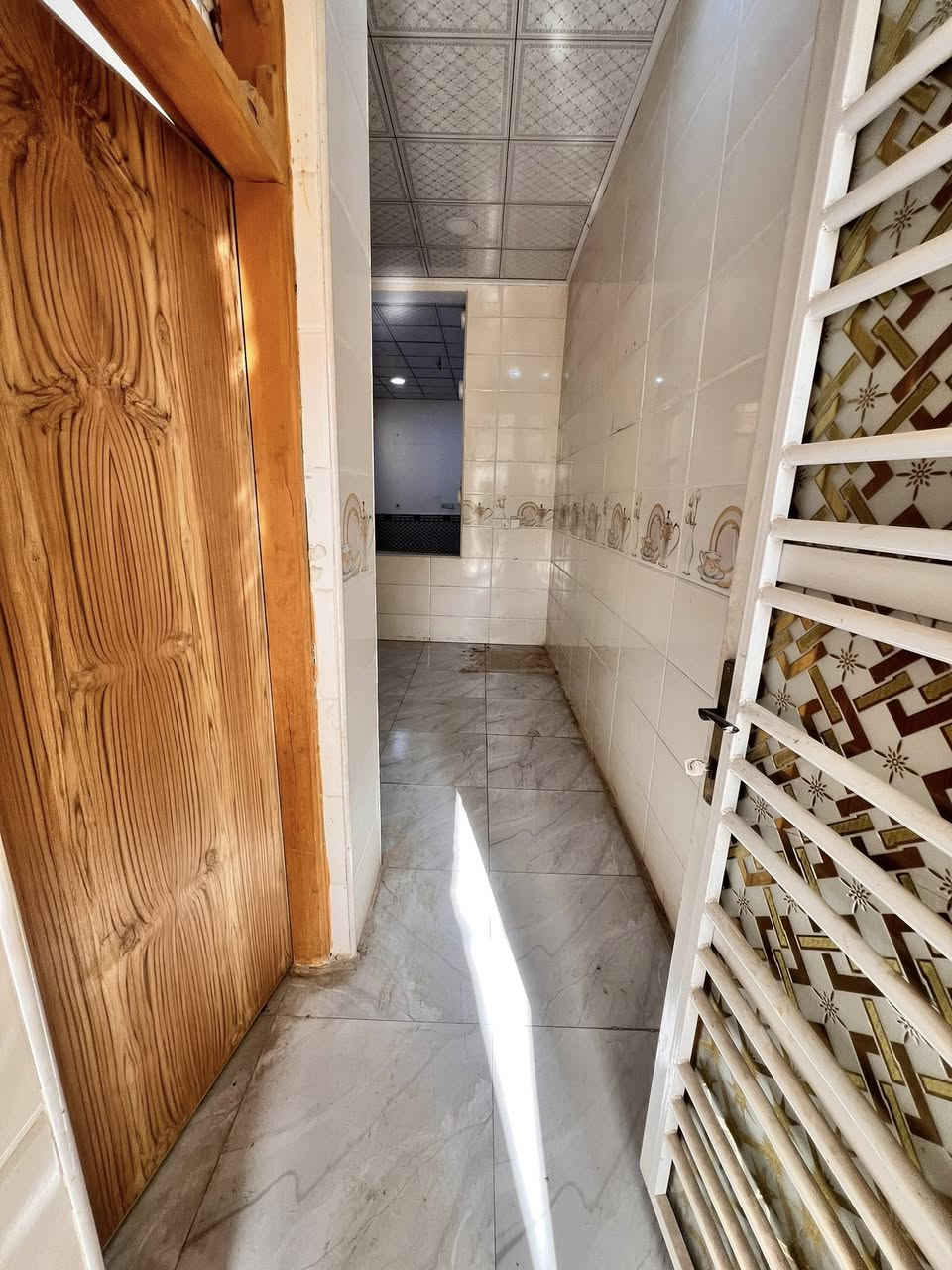 للايجار 
دار مساحه 100 متر حي ميسان قطاع 22 قريب شارع البوريات 

غرفه.  صاله.  استقبال.  مطبخ.  صحيات.  داخليه وخارجيه 
***********
