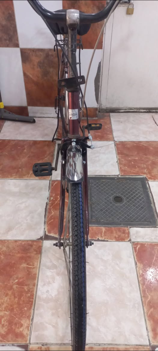 السلام عليكم 
بايسكل بآلة حجم٢٦ لون كرزي بايسكل جاهز ونضيف تايرات وبريكات جدد سعرة ٧٠الف مكاني الصليخ***********
