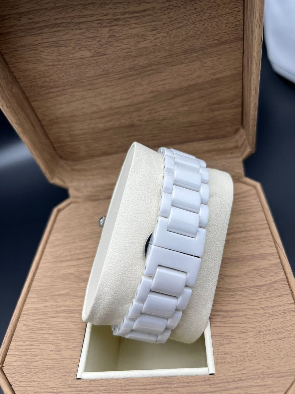 آن كلاين نيو يورك …. Anne Klein New York
الصناعه : سويسري اصلي 
الحركه : كوارتز 
المواصفات :
ساعه جديد لوك تقريبا سيراميك بالكامل 
ماركه مميزه وعريقه سناتر 
القطر : 38m 
السعر : 115 $ ….. توصيل مجاني 
التواصل :
خاص ( ماسنجر ) 
او …. إتصال مع واتساب  ***********

#البصراوي
#للساعات
#اختيارك 
#الامثل
