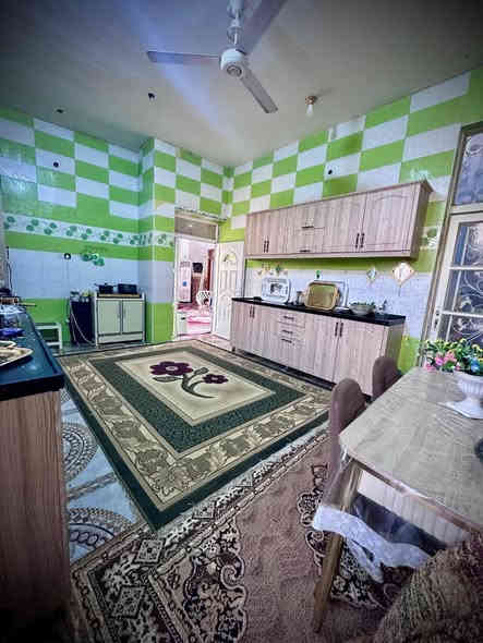 بسم الله الرحمن الرحيم 
السلام عليكم ورحمة الله وبركاته 

توفر لدينا بيت للبيع

البيت طابقين 
مكون من هول وديوانيه وصاله ومطبخ وحمام 
 يتكون من غرف نوم عدد(٤) وصحيات داخليه وخارجيه مع كامل الملحقات موضحه بالصور 
ملاحظه الطابق الثاني غير جاهز مع المواجهه 

المساحه الكليه ٣٠٠ متر
السعر ١٢٥ مليون قابل للتفاوض 

الموقع السجارية قرب جامع بلال الحبشي 

للاستفسار اكثر زياره مكتب العين للعقار او الاتصال على الأرقام التاليه  ***********---***********---***********.
