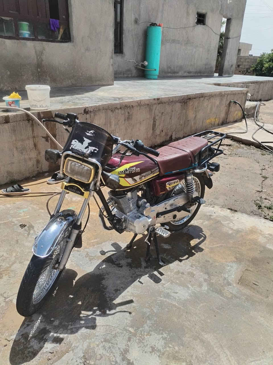 السلام عليكم 
دراجه نامي برو حجم 150cc موديل 2025 
باتري جديد نص سلف يشتغل شاشه شغاله 
كهربائيات كلها نضيفه ما عايزها شي بيع فقط
السيبايه سوده كزوز كاتم مال شغل الدراجه
السعر 600 وبي مجال ***********
