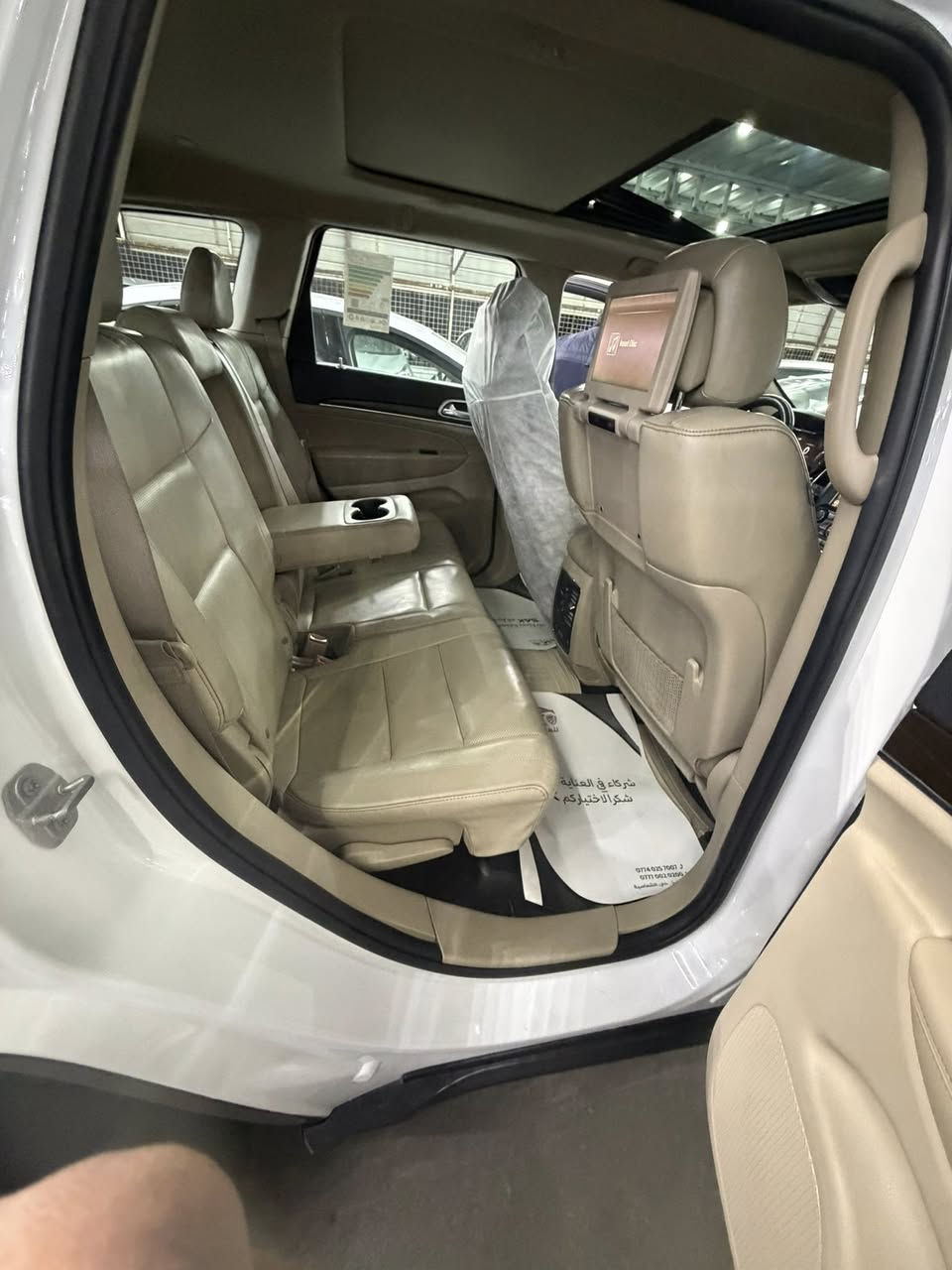 السلام عليكم عندي جيب 2018 خليجي لمتد بلاص 3 شاشات وبصمة وبانوراما وجلد وصندوق كهرباء وكشن خزن ميموري وتدفئة وتبريد كشن فول السيارة للاخير ماشية 43 الف ميل مكفولة من الصبغ والتبديل عدا بارد صغير بالباب الخلفي السعر 24800 للاتصال *********** ابو لجين
