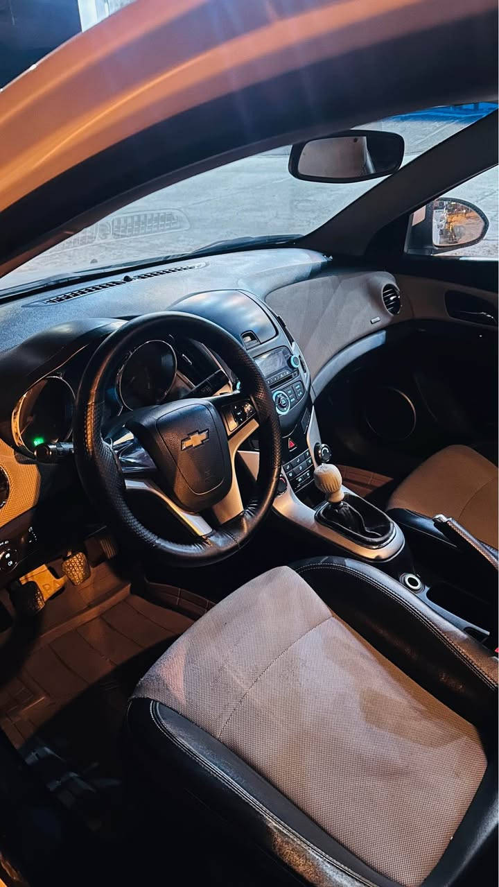 شۆفلیت کروز ٢٠١٥ بێ سبوغ ٩٠هەزار ڕۆشتووە نوکە دەرزی پێوە نیە چوار تای نوێی لەژیرە سەنەوی نوێە گێڕو مەکینە نەکراوەتوە بەشەرت سەیارە نوێ نوێیە *********** سوران, أربيل
