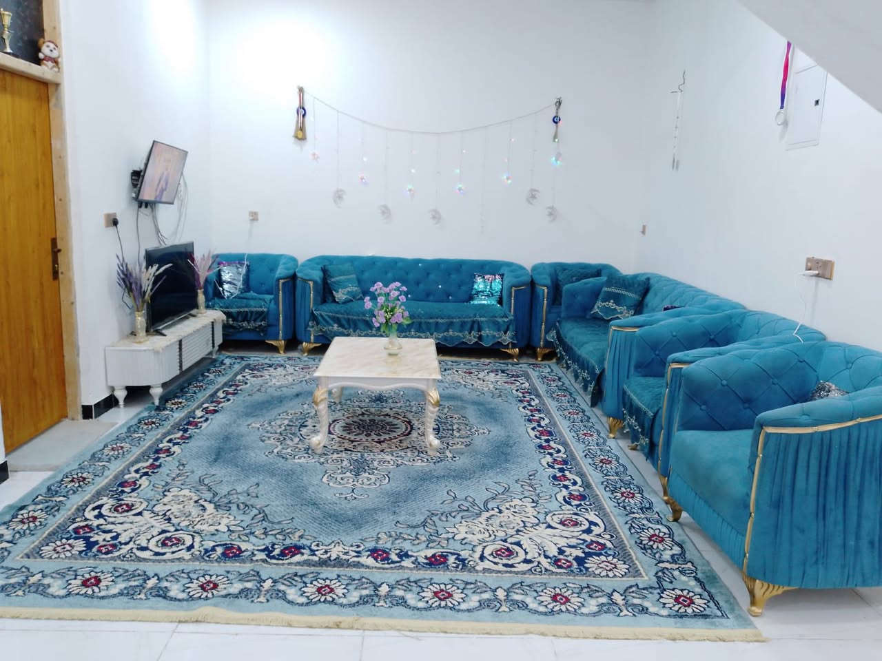 سلام عليكم دار مساحه 200 متر بحواس شارع جبار الكهربائي موقع ممتاز .يتكون من غرفتين ومطبخ حار وبارد واستقبال وبيتونه كبيره ترهم مخزن وكراج يتسع سياره الدار طابق واحد بيت بناء ممتاز *********** حافظ الخالدي
