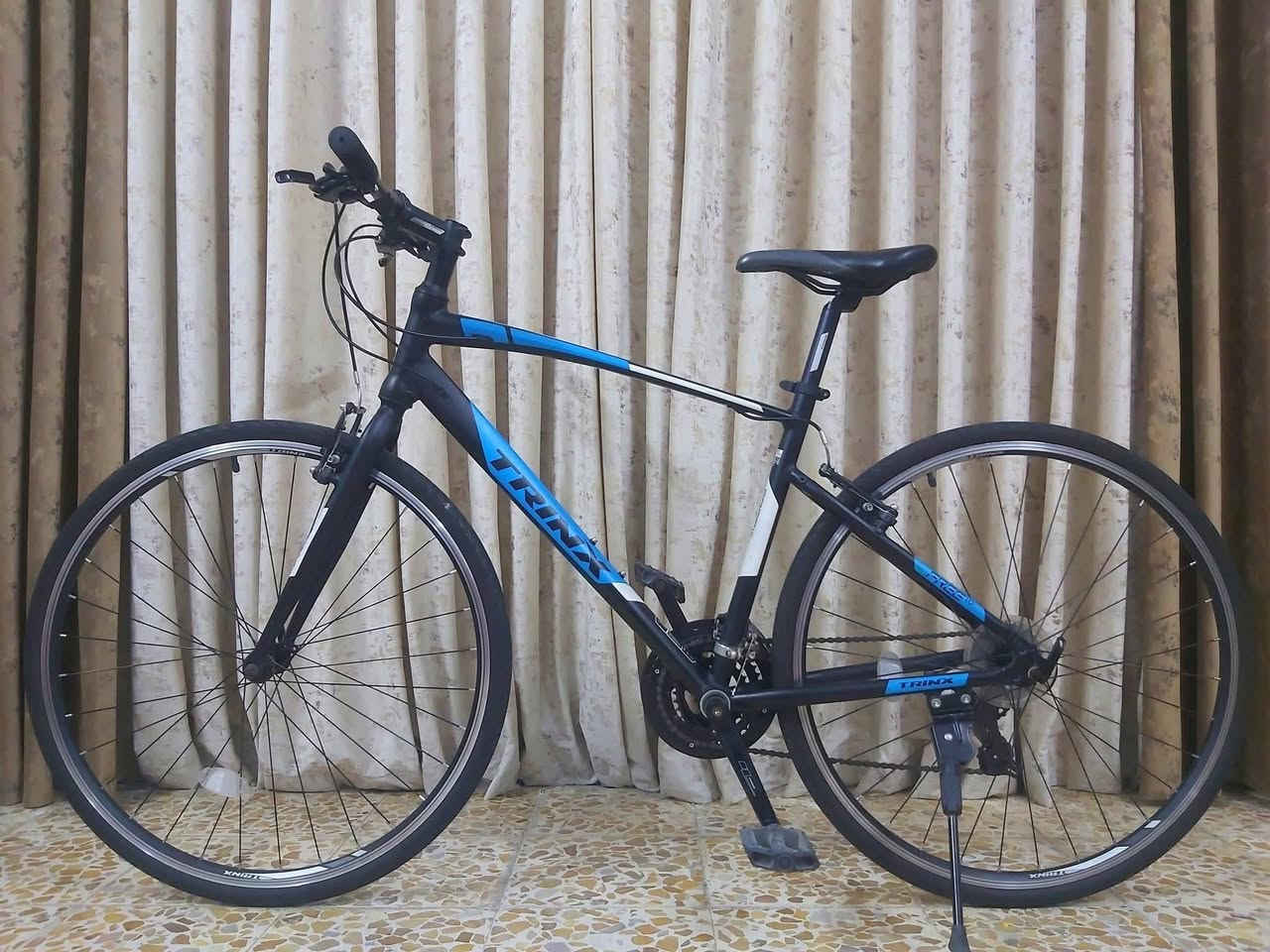 بلااااش 

دراجة نوع 700c ماركة TRINX ايطالي غني عن التعريف لشة مضلعة وايرات دفن نظافة 99/% اخت الجديد 

معدن فول المنيوم 
                        سستم شيمانو كامل 
                                                   كيورة سحب دفع شاشة 

دشالي 3امامي 7خلفي 
                              نظام الويالة كمبليون 
                                                         قياس الفريم 50M 

الدراجة ليبل واحد بدون اي قطعة تبديل جاهزة من كلشي 

السعر 150الف

((العنوان/بغداد/البلديات)) رقم الهاتف ***********2
