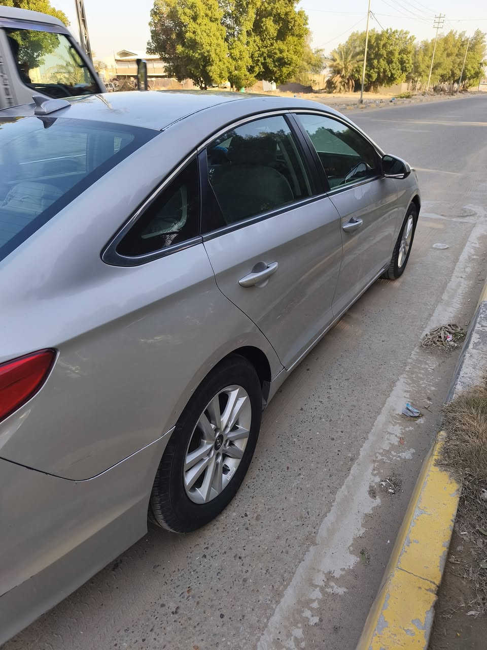 السلام عليكم سوناتا للبيع مديل 2015 
أمريكي محرك 2,400 GDI
بيها بنيد مبدل وجاملق الأيمن مصبوغ
وجان بيه گازكيت وسوينا السونار موجود بالصور 
سنويه جديده هزه جديده لل 28 دبلات صدر كله جديد السياره مرتبه وحلوه
السعر ( 112 ) وبيها جمال غليل
موقع السياره كربلاء 
رقم التلفون ***********
