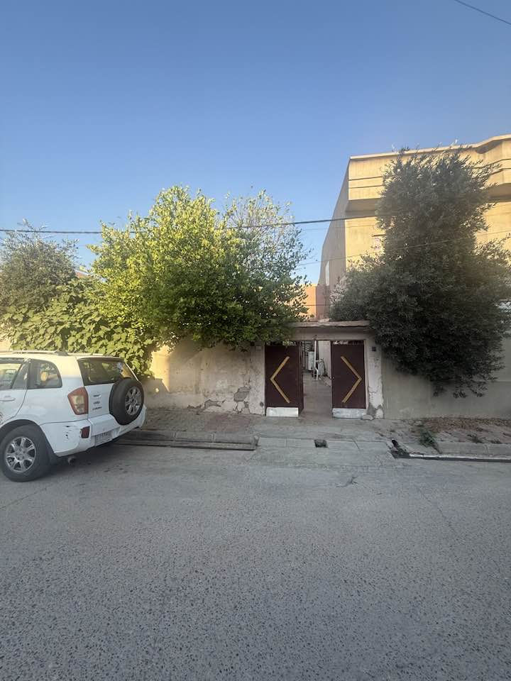 عقار للبيع✨✨

بيت طابو صرف للبيع طابقين 325 متر

طابق الاول يحتوي على 2 غرف نوم و هول و استقبال و صحيات

طابق الثاني يحتوي على 2 غرف نوم و هول و صحيات

واجهة البيت ١٣ متر و العمق ٢٥ متر 

بيت بناء قديم 

المنطقة: حي العسكري قرب جسر حصو و الرمل 

للاستفسار: ***********
