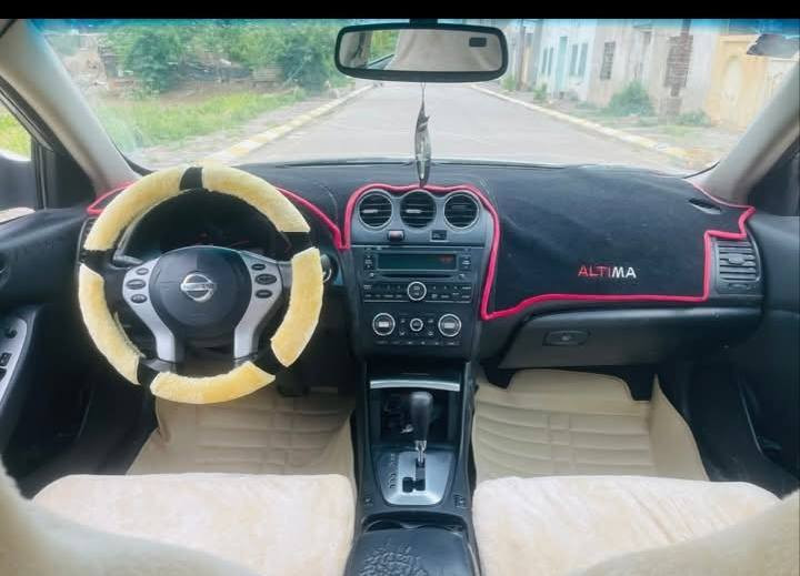 سلام عليكم
نيسان اليتما موديل 2008
السعر 73 وبيها مجال 
***********
