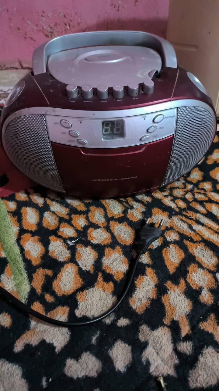 السلام عليكم مسجل TERRiS ألماني للبيع
اواكس AUX
راديو إف ام FM
هيدفون Headphone 🎧 
كلش شغال
يشتغل بالكهرباء و يشتغل ايضا بباتري 4 باتري وسط 

سعر 35 ألف
مكاني بغداد المعامل


**إذا كنت صاحب هذا الإعلان وتريد حذفه لأي سبب، رجاءا أرسل رسالة إلى الدعم الفني**