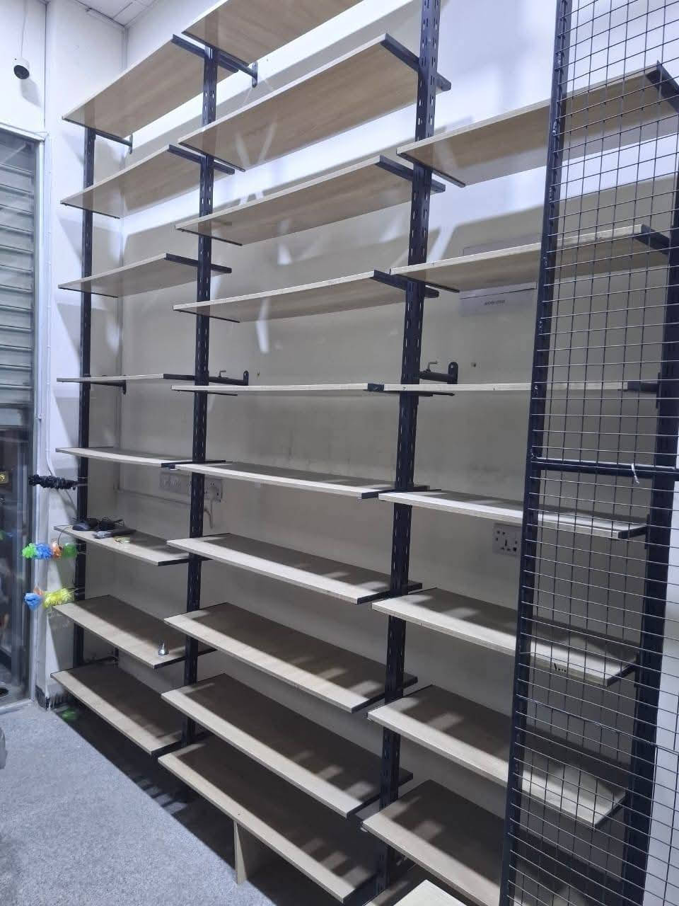 السلام عليكم ورحمة الله رفوف للبيع ٢٤ متر ×٨  تقريبا ١٩٠ رف عمق ٣٠ حسب ما موضح بالصورة مال محل ٥٠ متر مستعملات  ٥ أشهر جديدات بعدهن سعر مليونين قفل للاستفسار *********** واتس اب الموقع بغداد الدورة
