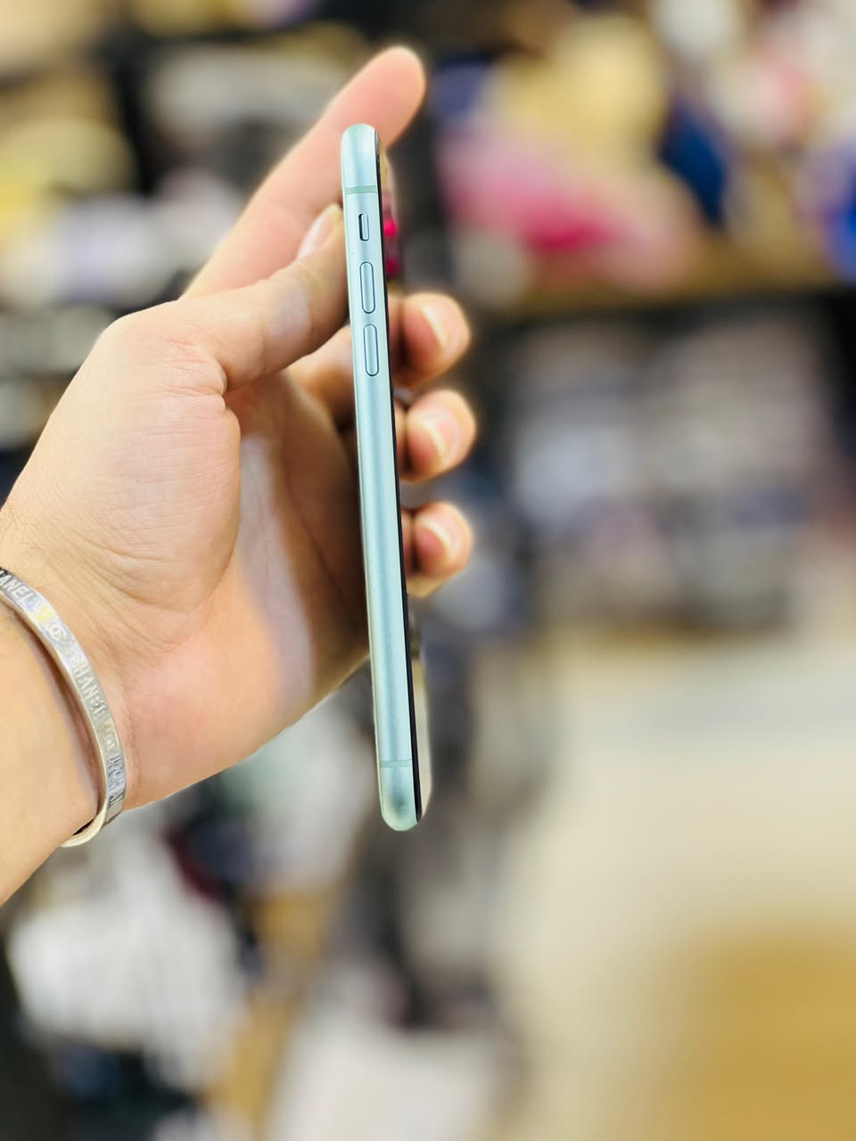 اسلام عليكم 
ايفون 11 عادي للبيع 
ذاكره 64
تك سيم 
نموذج m
مستبدل بطاريه ونوعيه ممتازه نسبه 80 
مستبدل شاشه نوعيه ممتازه 3 خيارات وفيس ايدي شغال 
جهاز نضيف وكلو شغال 
السعر 160 وبي مجال بسيط 
للاستفسار الاتصال على الارقام 

***********
***********
