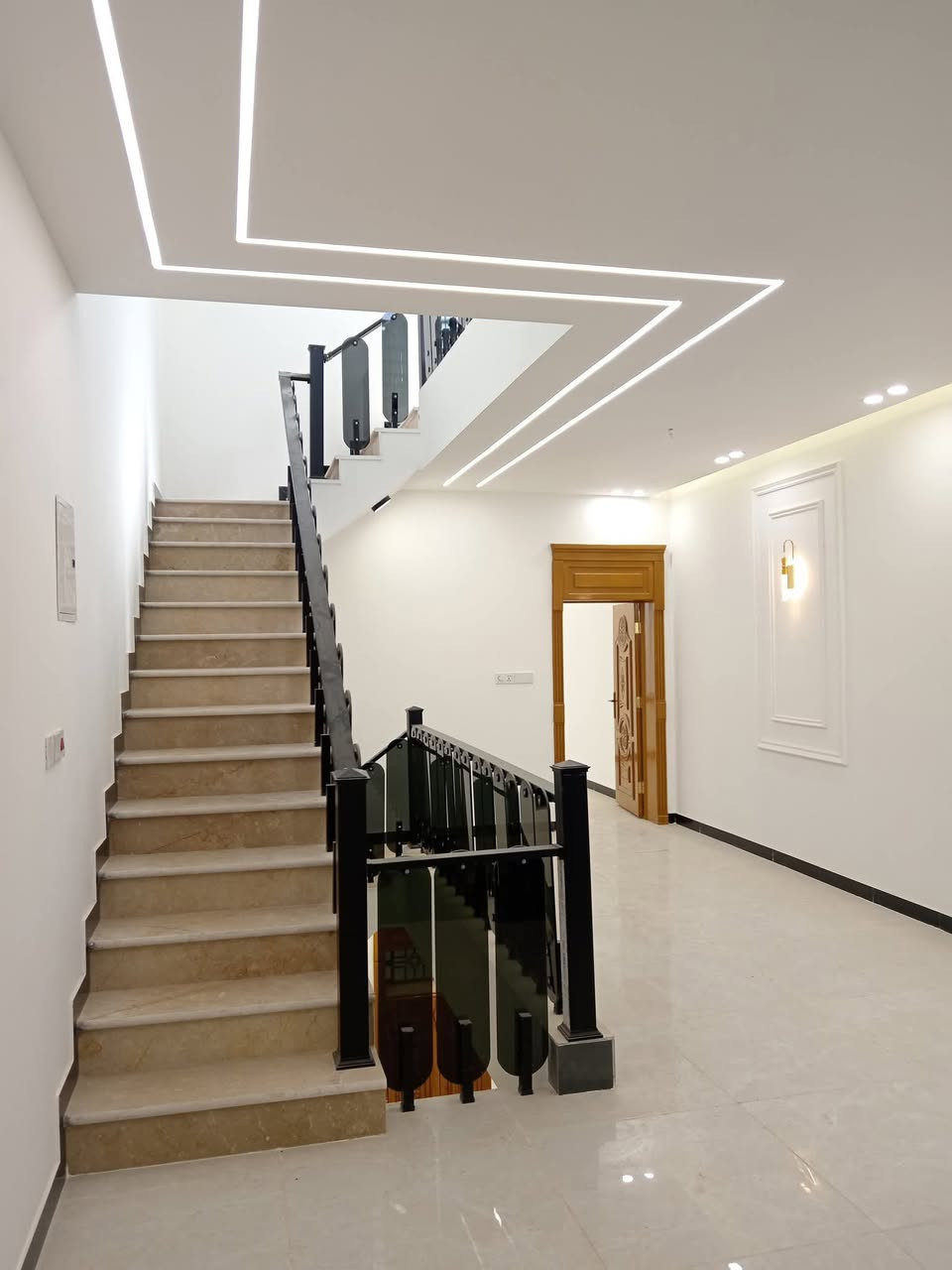 100م في حي السلام على ساحه و قرب مدارس الامام علي ع 

موقع البيت كلش راقي و بناء حديث غير مستخدم خلف ال4سايدات و عدى ساحه في حي السلام في النجف 

يحتوي عاى 3غرف نوم البيت بنائه وتفاصيله كلش راقيه 

للاستفسار اكثر عن العقار الاتصال يتوفر وتساب 

0780 789 4484

مكتب الغدير تابع الصفحه 🦋
