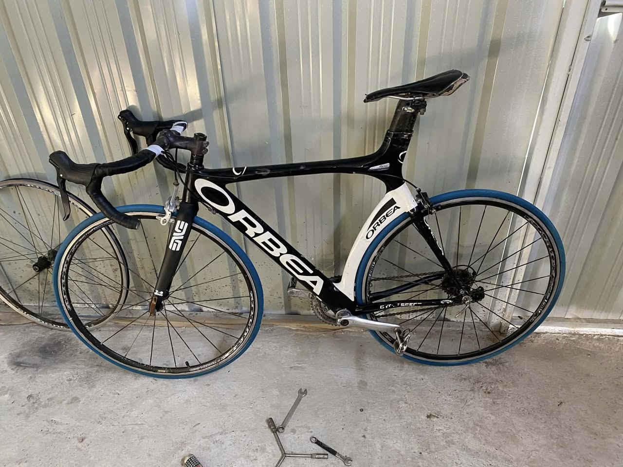 السلام عليكم
للبيع دراجه اوربيا فول كاربون
دراجه كامله قياس ٥٠/٥٢
تفاصيل كدامك بل صور 
سعر ٥٧٠وبيه مجال 
***********
