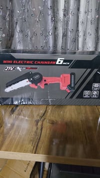 المنشار الكهربائي الصغير اللاسلكي الموضح في الصورة هو أداة يدوية تستخد...