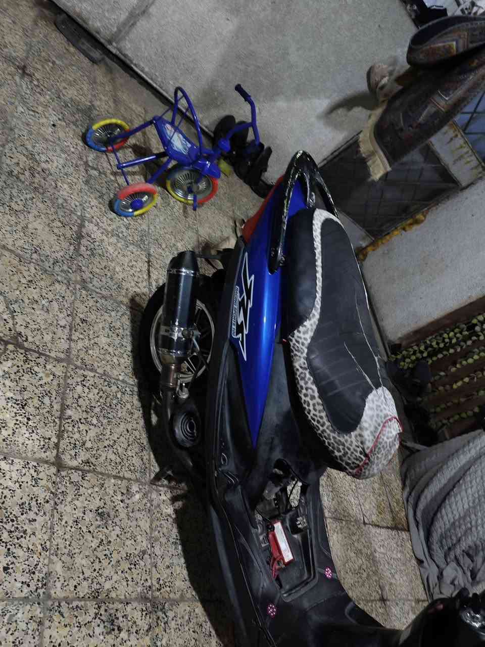 سلام عليكم دراجه للبيع ماكس عدله دراجه نكره سلف مكينه  نضيفه تجفيت جديد بوشه 55 وسوادات الكور والباتري موجودات وياله رياضي نجمه صالنصه توبو كلجات رياضي تايرات جدد  دبل خلفي رياضي بكلايت اربعه ولف دراجه شلعه  ومعدل خير من الله نقصه فقط دشبول ولايت سعر 550 وبيه مجال مكاني بغداد الدوره ***********
