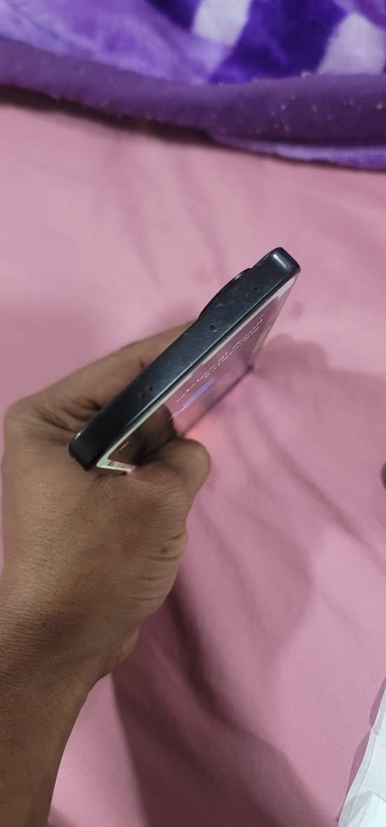 سلام عليكم بوكو x7pro 
جهاز مكفول من كلشي تجي تاخذه من باب لبيت شاحنه اصليه مالته ولكارتونه موجودات  فقط وكع مني وصار بي هاي ضربه زغيره بشاصي ولزجاجه مال كامره نفطرت  ذاكره 512 رام 12. السعر 275 وبي مجال 
مكاني بغداد الحسينيه ***********
